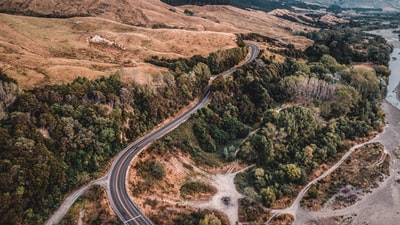 棕色山脉中路的鸟瞰图